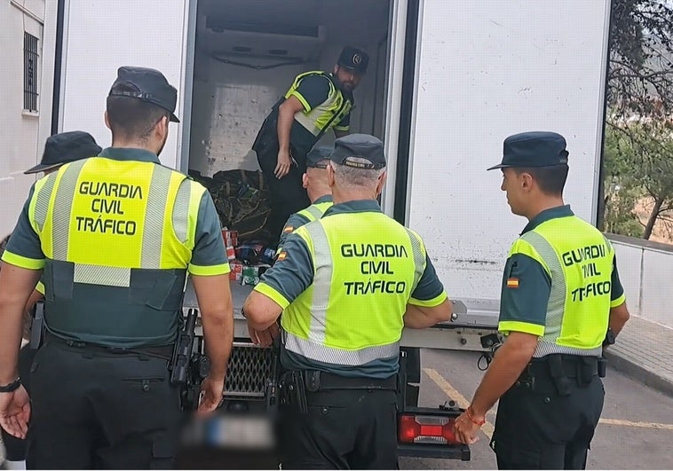 Detenido un camionero en Almenara tras huir con una tonelada y media de hachís