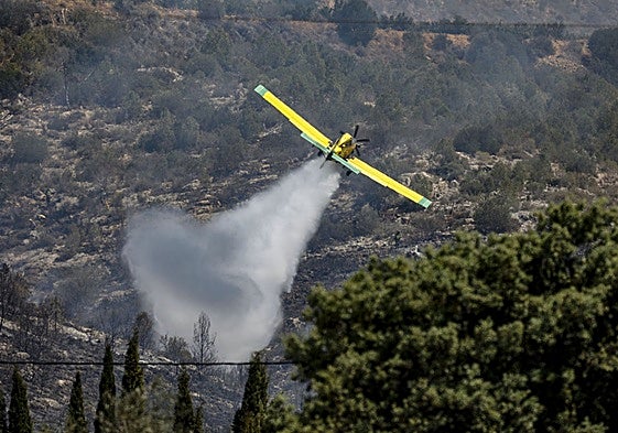 Una avioneta en los trabajos de extinción de un incendio forestal en la Comunitat.