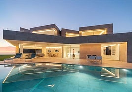 Fachada de la vivienda ubicada sobre el acantilado