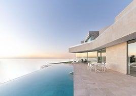 La piscina infinita de la casa, ubicada sobre un acantilado, se funde con el océano.