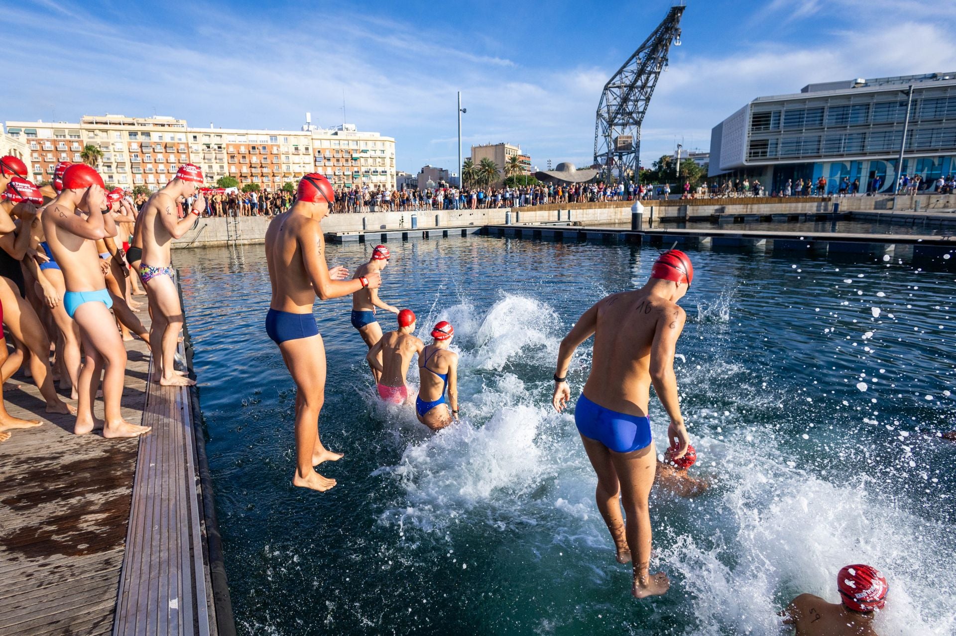 Búscate en la Travesía a nado del Puerto de Valencia de este sábado