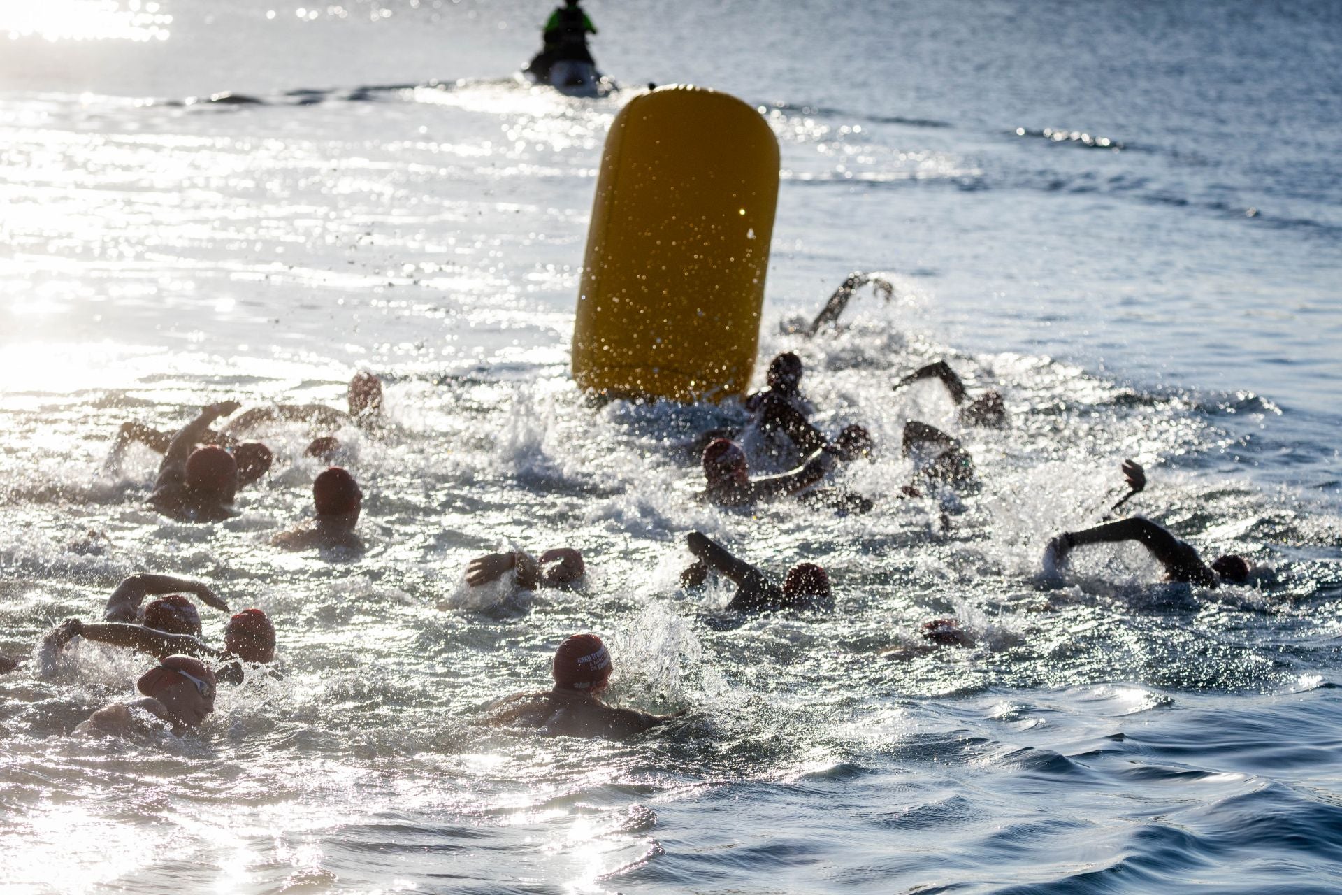 Búscate en la Travesía a nado del Puerto de Valencia de este sábado