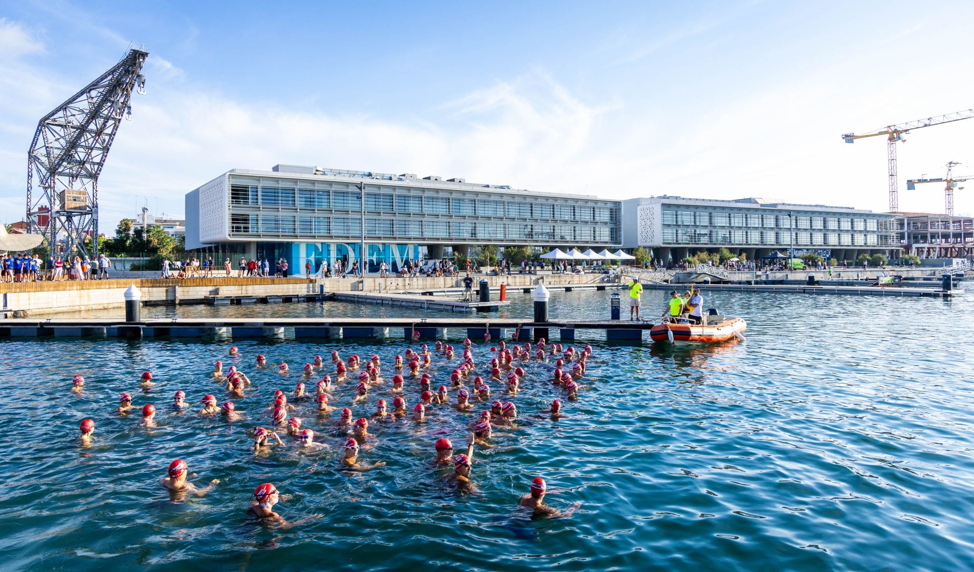 Búscate en la Travesía a nado del Puerto de Valencia de este sábado
