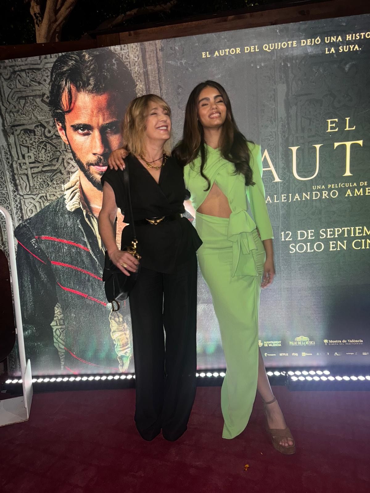 Hortensia Maeso con la actriz Luna Berroa en el estreno en Valencia de 'El Cautivo'.