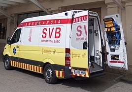 Una ambulancia de Soporte Vital Básico, en la puerta del Servicio de Urgencias del Hospital General.