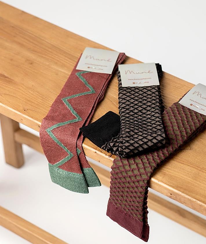 Imagen secundaria 2 - Arriba, Lorenzo Castillo, el decorador que ha participado en el diseño de 'slippers' de Muné. A la izquierda, modelos distintos de la firma de calzado valenciana. A la derecha, calcetines a juego.