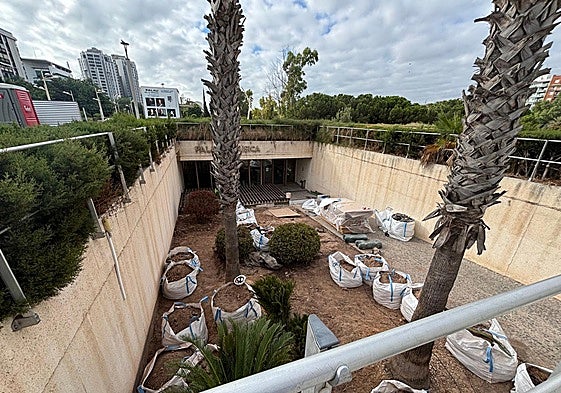 Material de los trabajos en la entrada de personal del Palau de la Música.