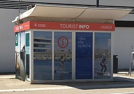 Oficina turística de la playa de Valencia en 2023.