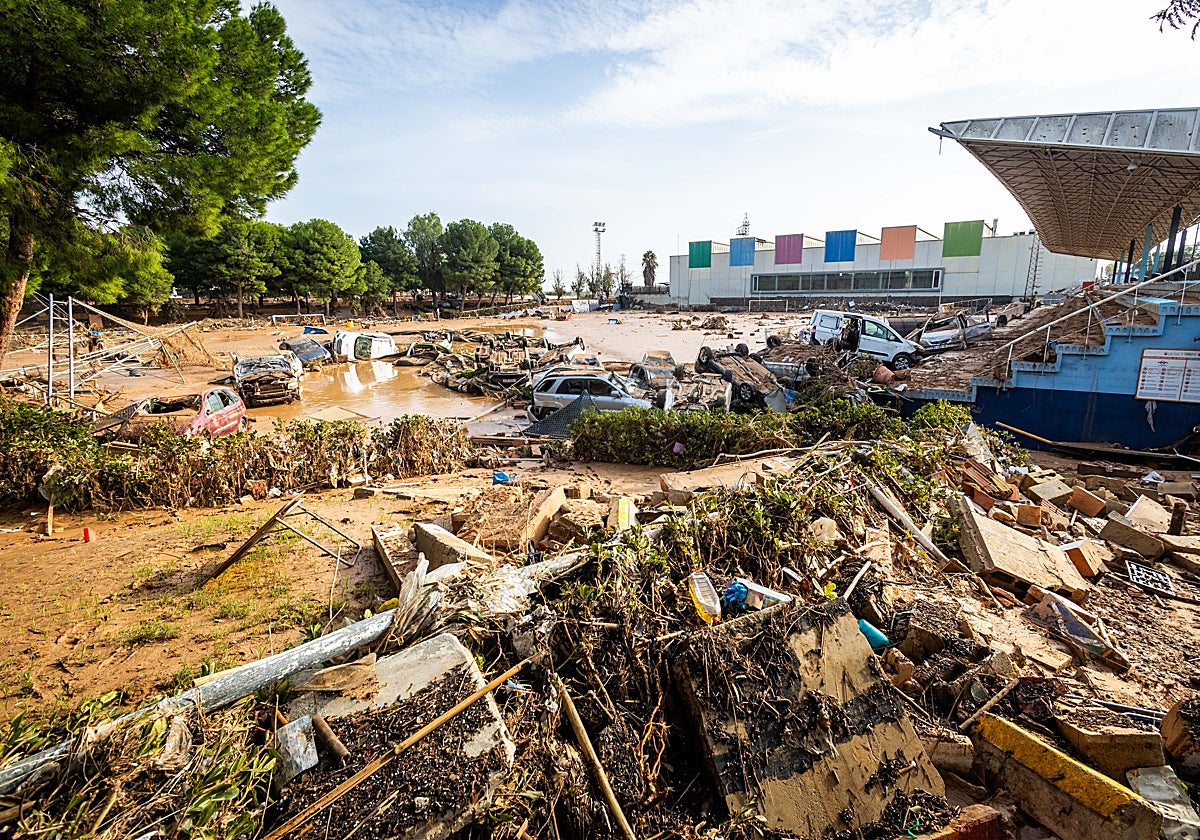Destrozos de la dana sobre el campo de fútbol de Paiporta.