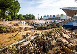 Destrozos de la dana sobre el campo de fútbol de Paiporta.