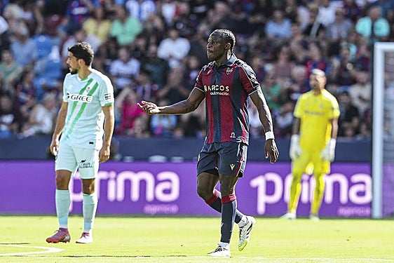 Etta Eyong, durante su primer partido con el Levante, ante el Betis.