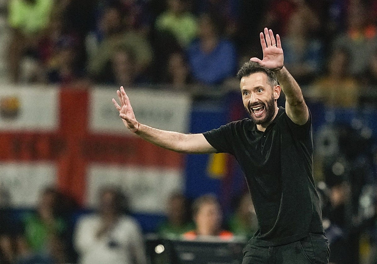 Carlos Corberán, intenso en la banda del Johan Cruyff.