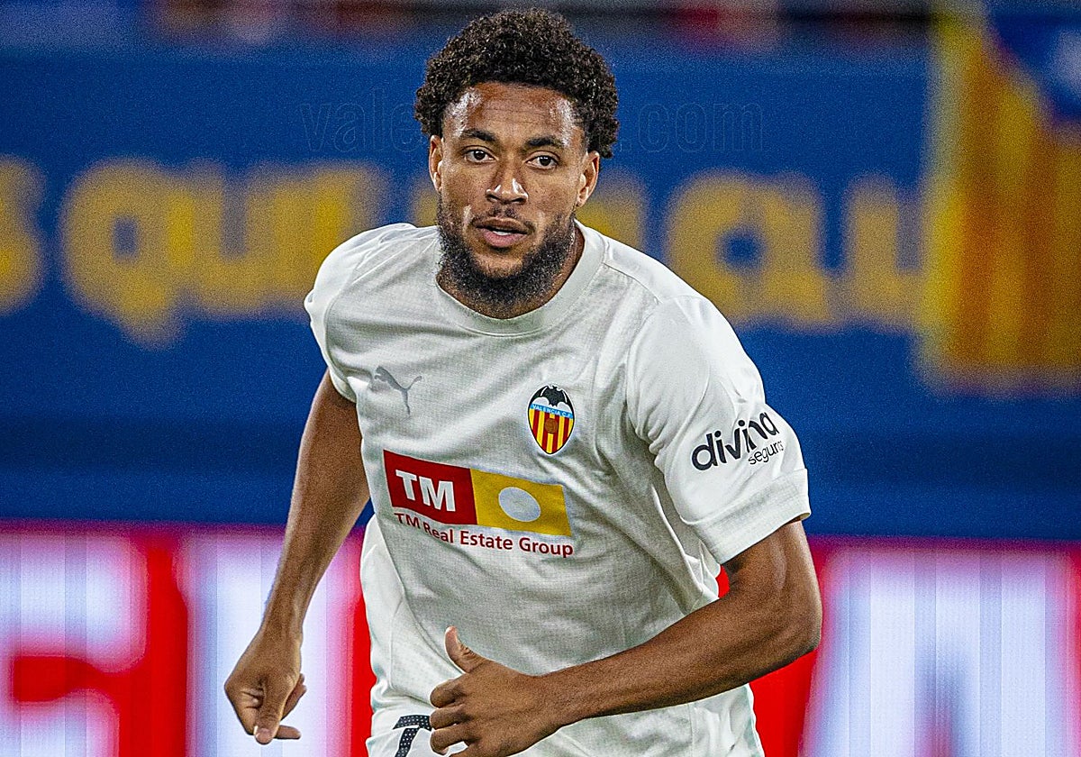 Danjuma, durante el calentamiento en el Johan Cruyff.