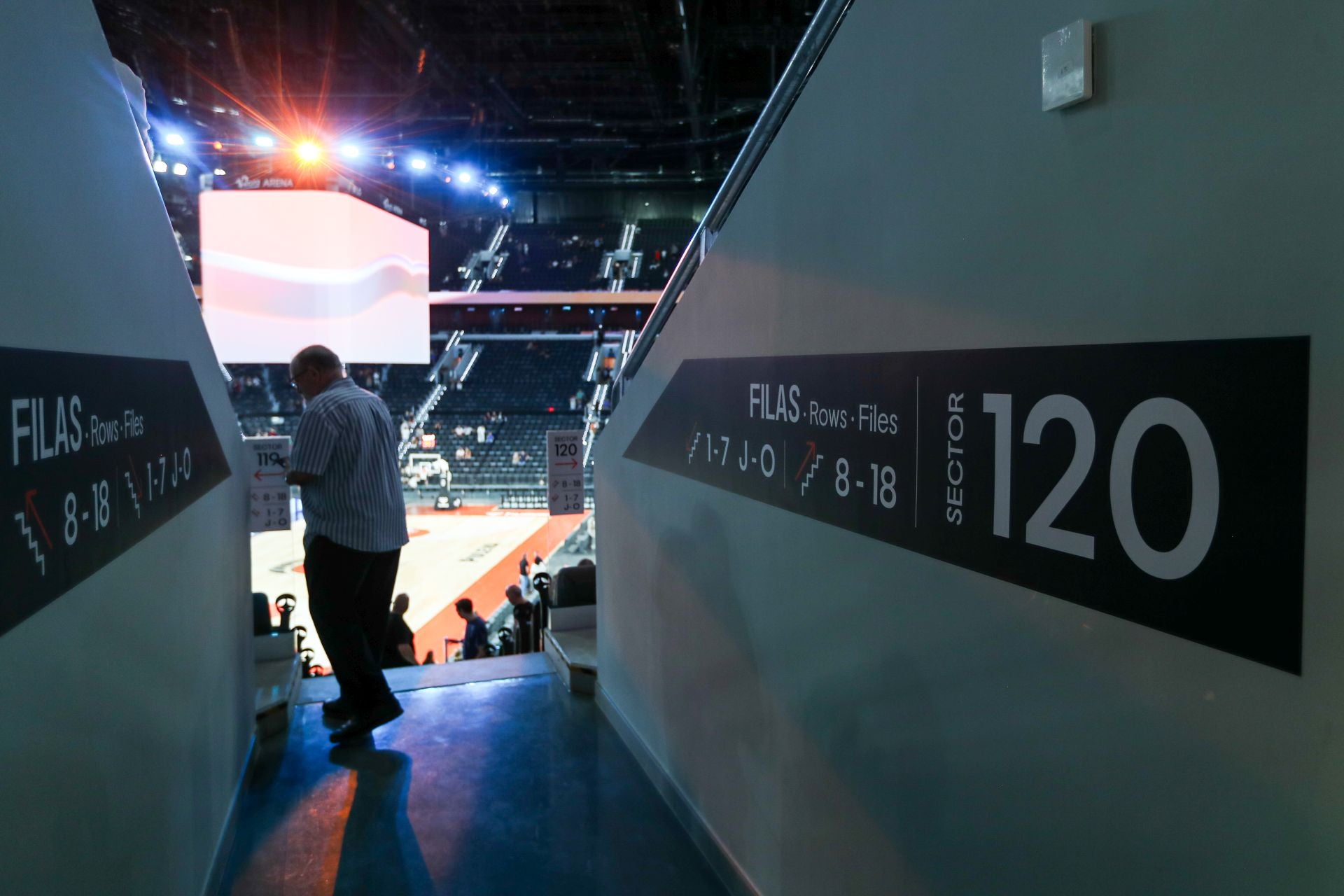 El Roig Arena prueba el modo baloncesto con los socios del Valencia Basket
