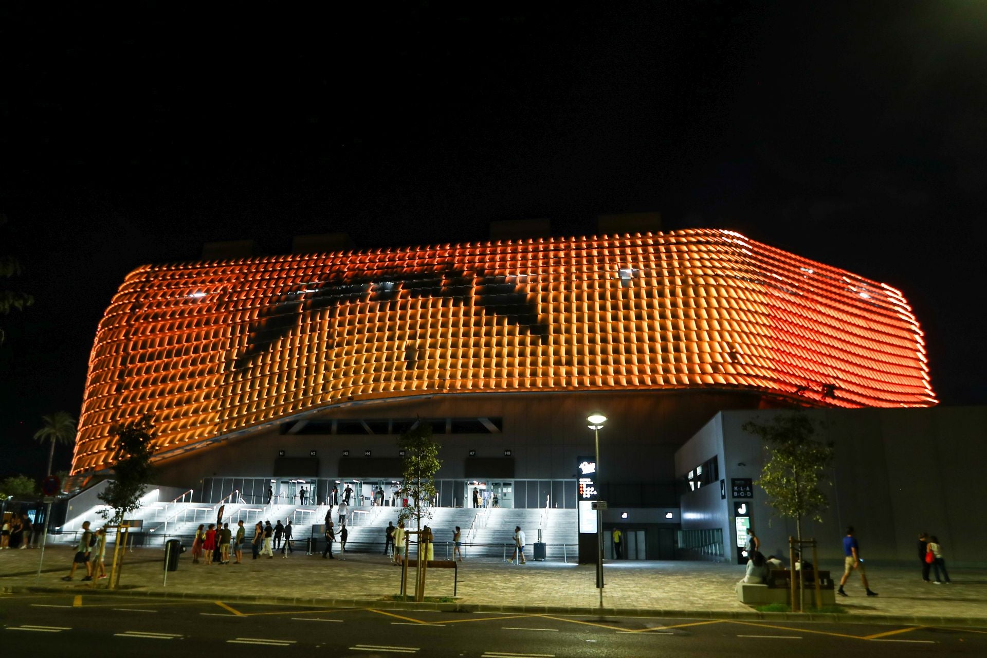 El Roig Arena prueba el modo baloncesto con los socios del Valencia Basket