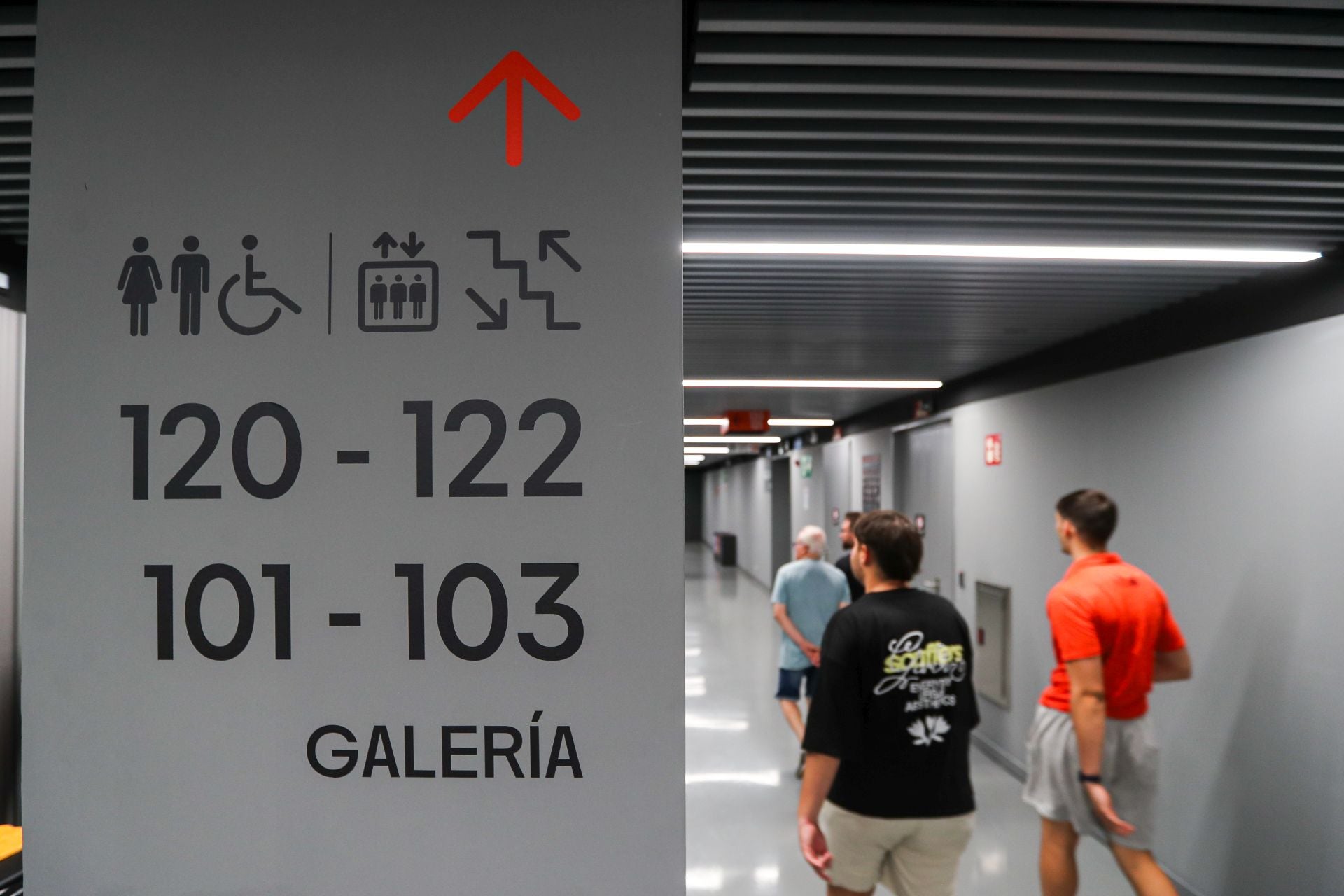 El Roig Arena prueba el modo baloncesto con los socios del Valencia Basket