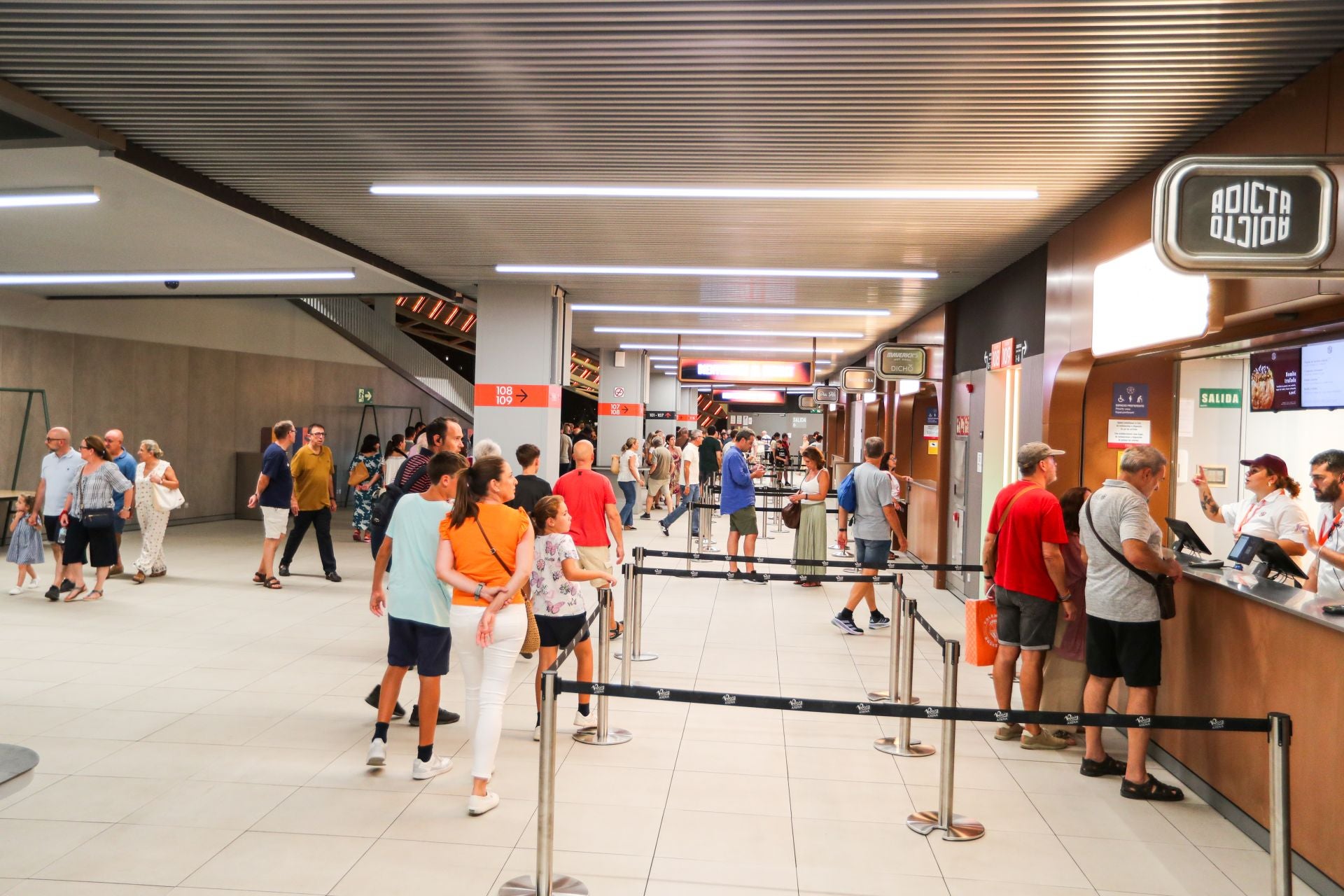 El Roig Arena prueba el modo baloncesto con los socios del Valencia Basket