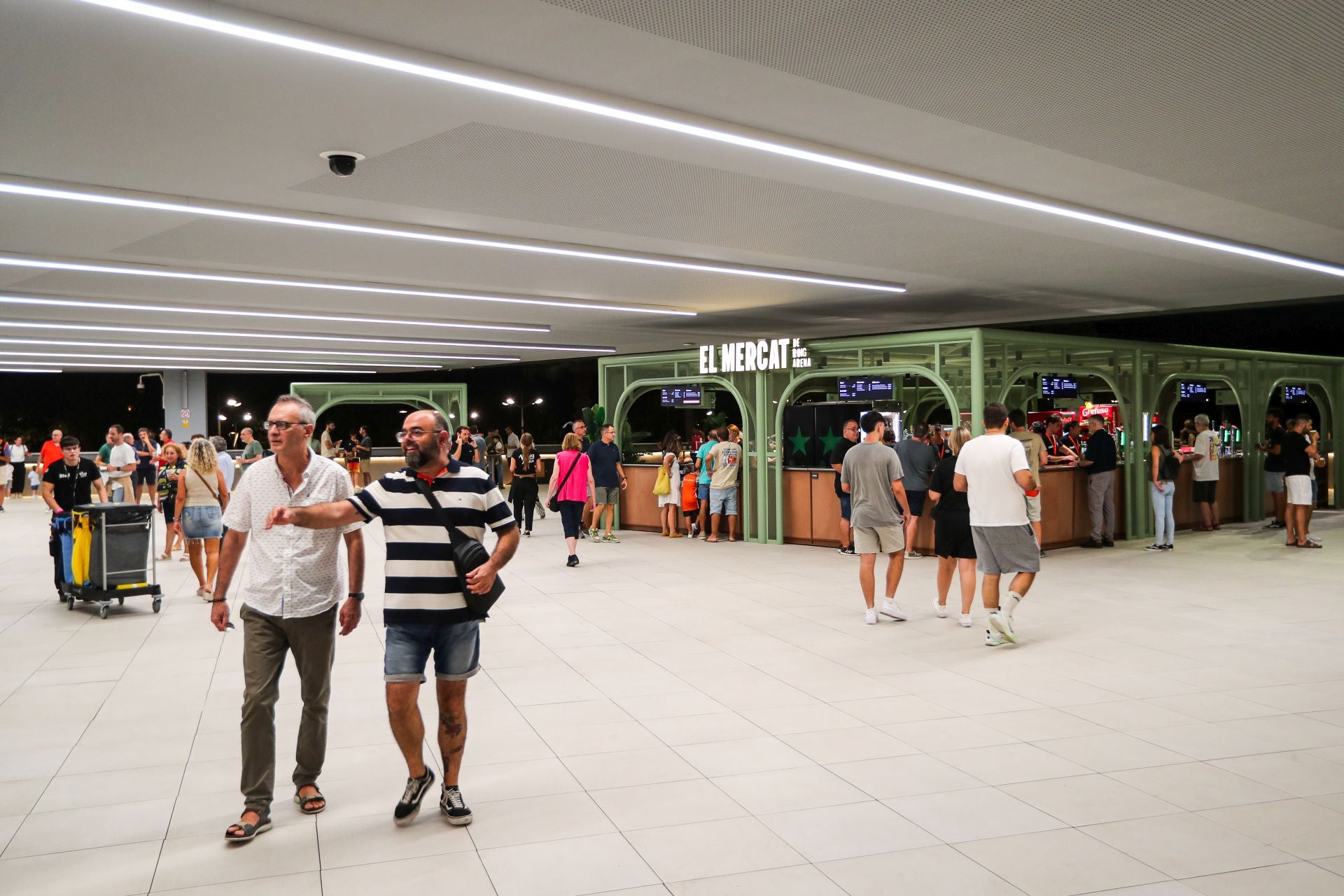 El Roig Arena prueba el modo baloncesto con los socios del Valencia Basket