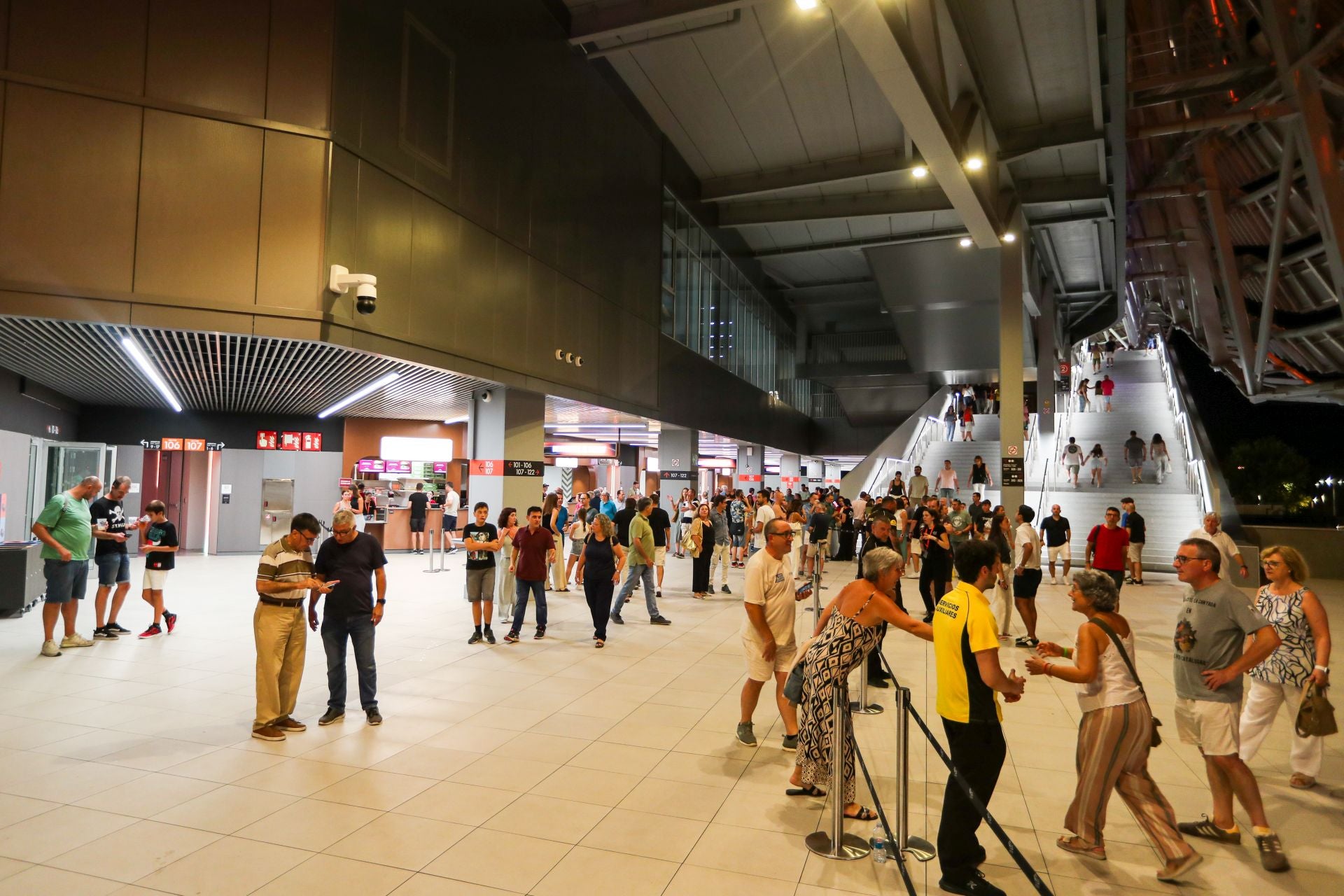 El Roig Arena prueba el modo baloncesto con los socios del Valencia Basket