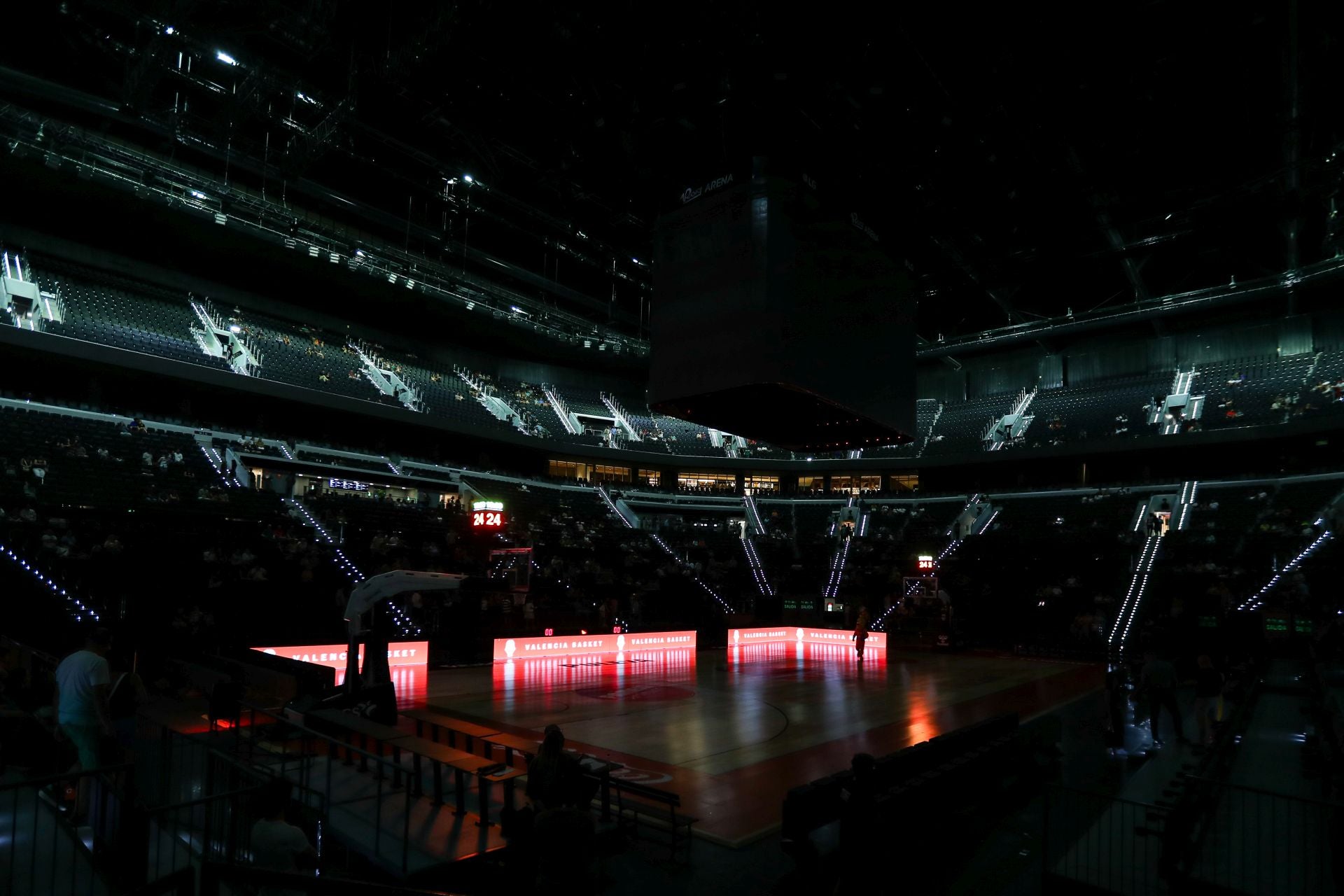 El Roig Arena prueba el modo baloncesto con los socios del Valencia Basket