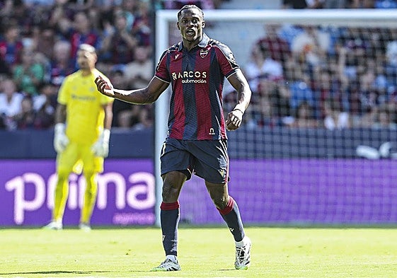 Etta Eyong, durante su primer partido con el Levante, ante el Betis.