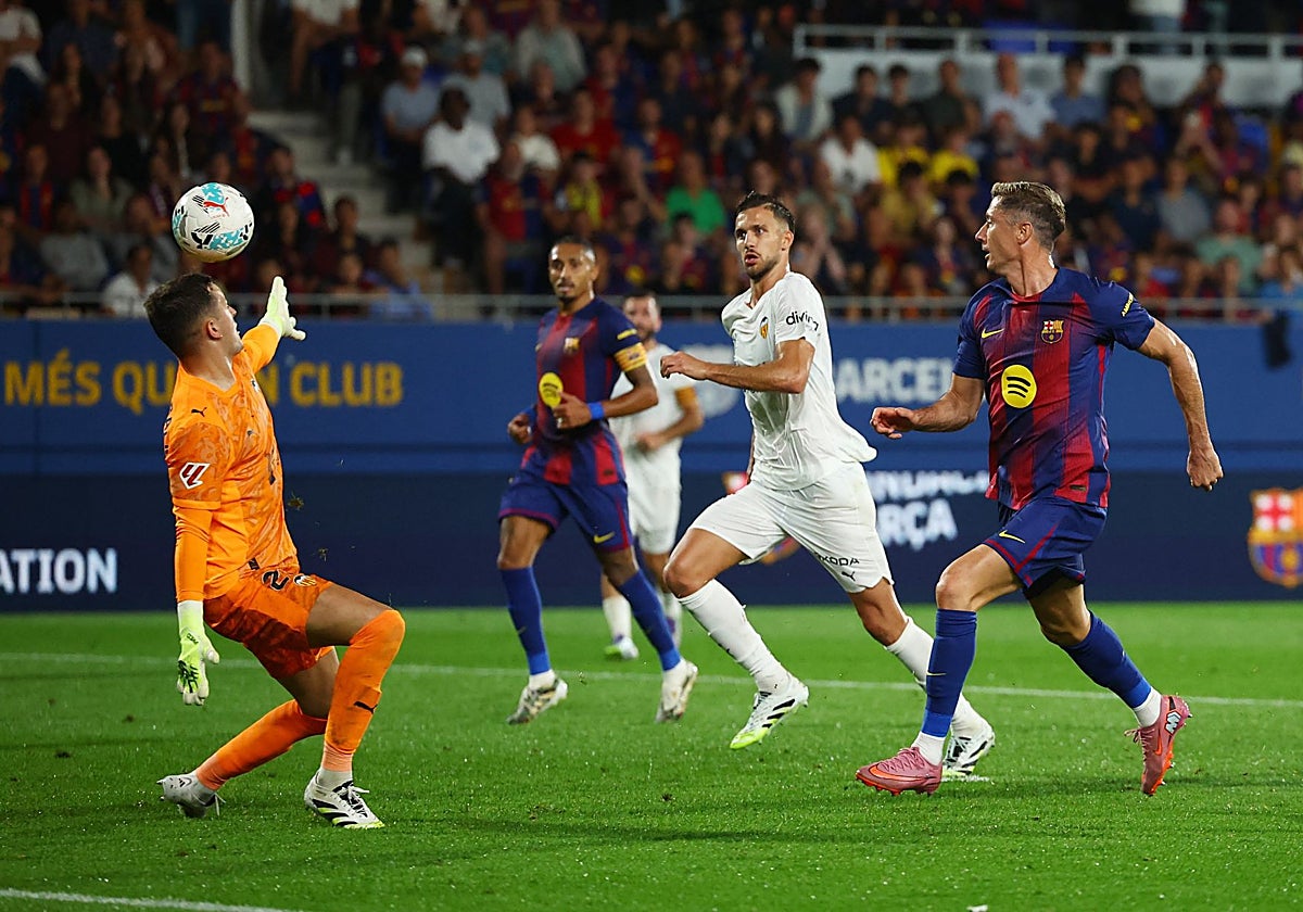 Julen Agirrezabala, siendo batido por Robert Lewandowski, durante el 6-0 que le endosó el Barça al Valencia.