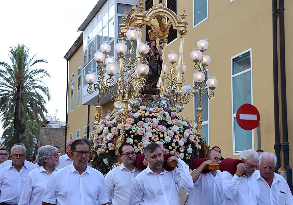 Procesión por las calles de la localidad.