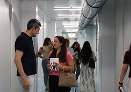 La alcaldesa Lorena Silvent y el director del IES Berenguer Dalmau.