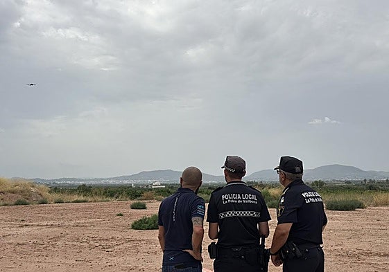 Efectivos de la Policía Local realizan pruebas con un dron.