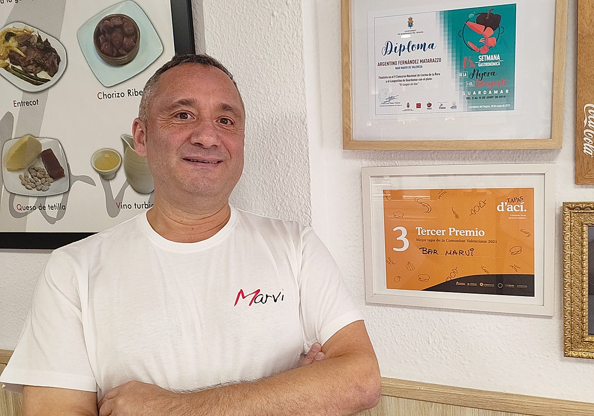 Tino Fernández ante su palmarés en concursos de cocina.