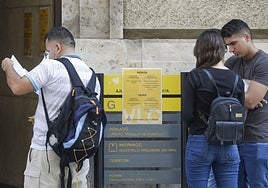 Usuarios del Ayuntamiento de Valencia, esperando en el área de Empadronamiento, en imagen de archivo.