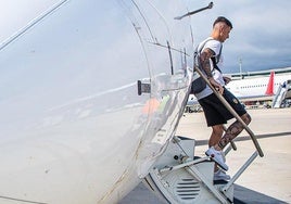 Dani Raba, bajando del avión en el desplazamiento del Valencia a Barcelona.