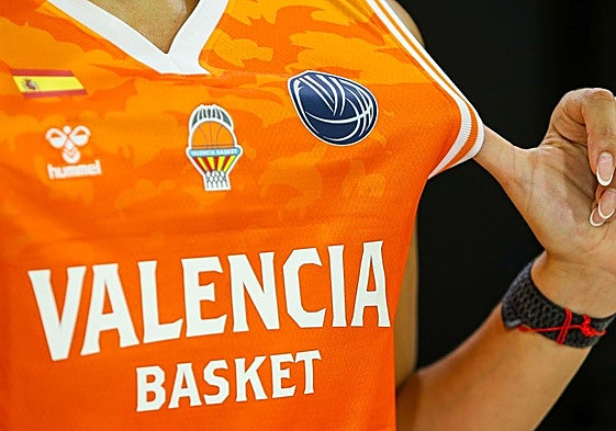 Raquel Carrera, mostrando de cerca la nueva camiseta del Valencia Basket.