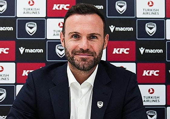 Juan Mata, firmando su contrato con el Melbourne Victory.