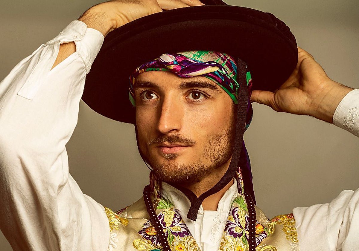 Álvaro Cuenca, ataviado con la indumentaria valenciana.