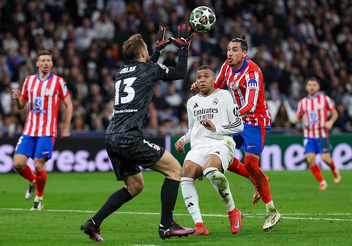 Oblak ataja un balón en presencia de Mbappé en el choque de cuartos de final de la Champions.