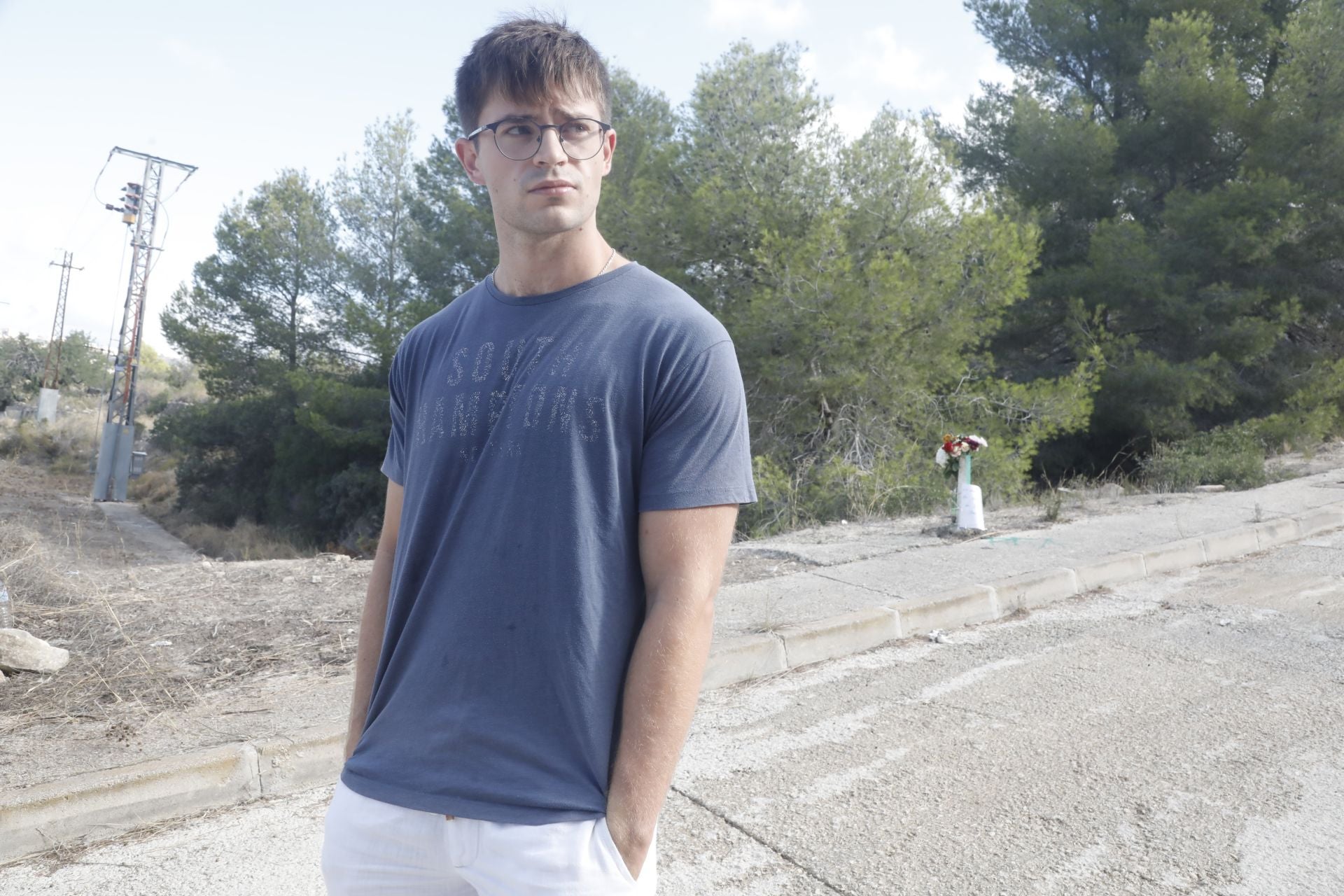 Gabriel, uno de los vecinos que salió a ayudar, junto al lugar del atropello.