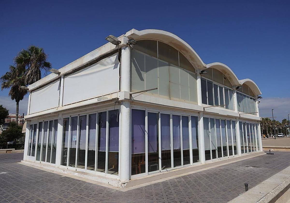 Los chiringuitos de la Malvarrosa se preparan para el derribo