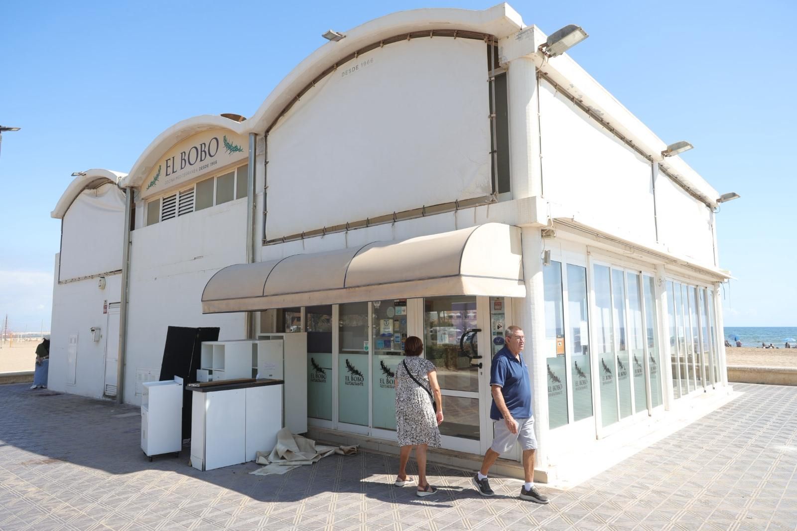 Los chiringuitos de la Malvarrosa se preparan para el derribo