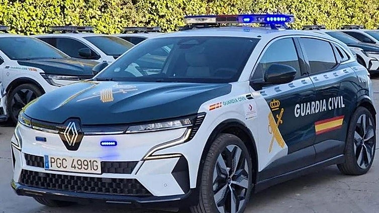 La Guardia Civil rescata a un perro abandonado y lleno de excrementos en Albocàsser