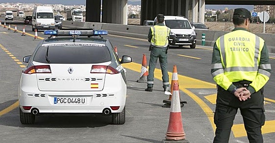 Guardia Civil de Tráfico en un control en la V-30.
