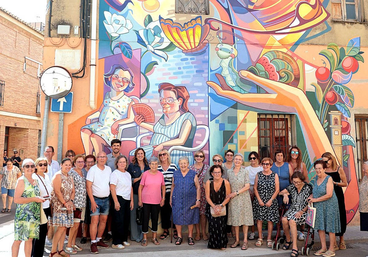 El artista Iván Tortajada, la alcaldesa de Valencia, María José Catalá , y la pedánea, Carmen Barat, con los vecinos y protagonistas del mural.