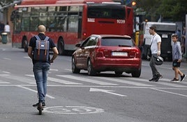 Un usuario de patienete circulando por una vía de Valencia.