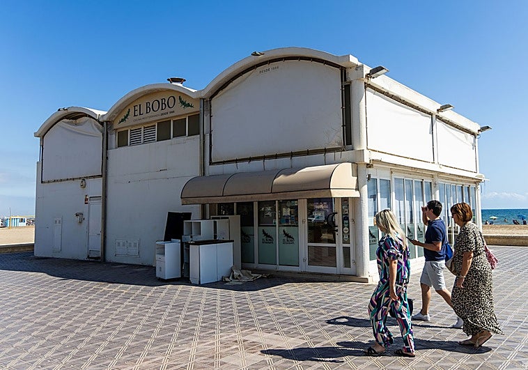 Restaurante El Bobo de la playa de la Malvarrosa, primero que se derribará.