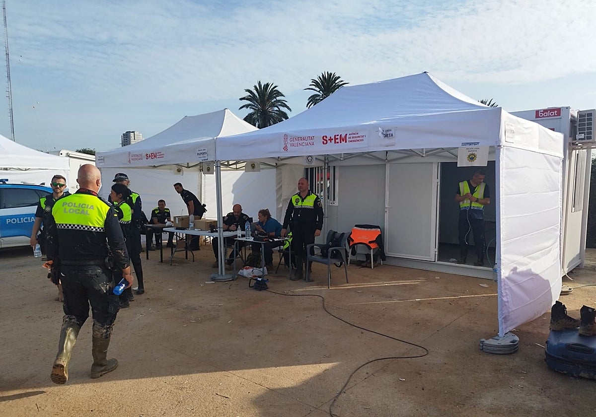 Policías Locales en el puesto de mando de Paiporta durante la dana.