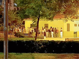 Un grupo de estudiantes, durante una reunión por la noche cerca del cementerio del Cabanyal.