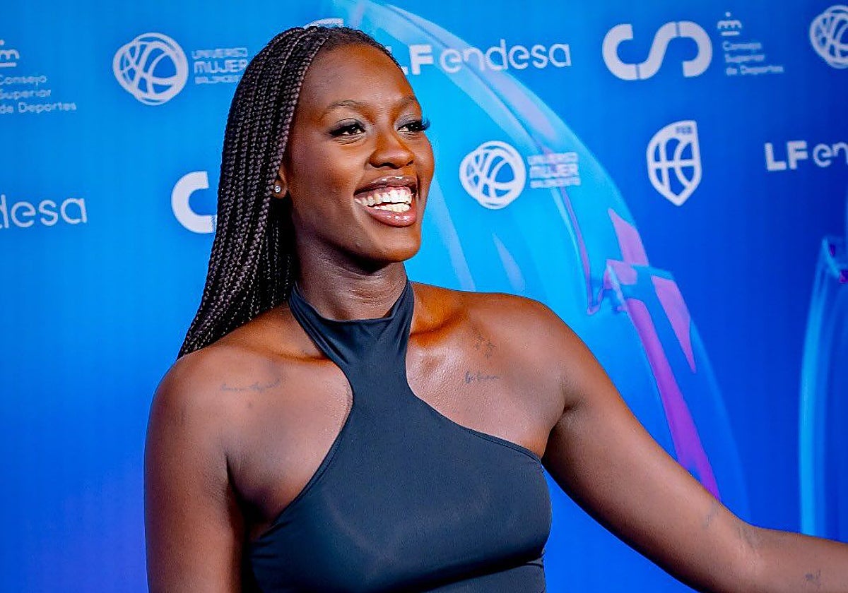 Awa Fam posa durante la gala de presentación de la Liga Femenina Endesa en Madrid.