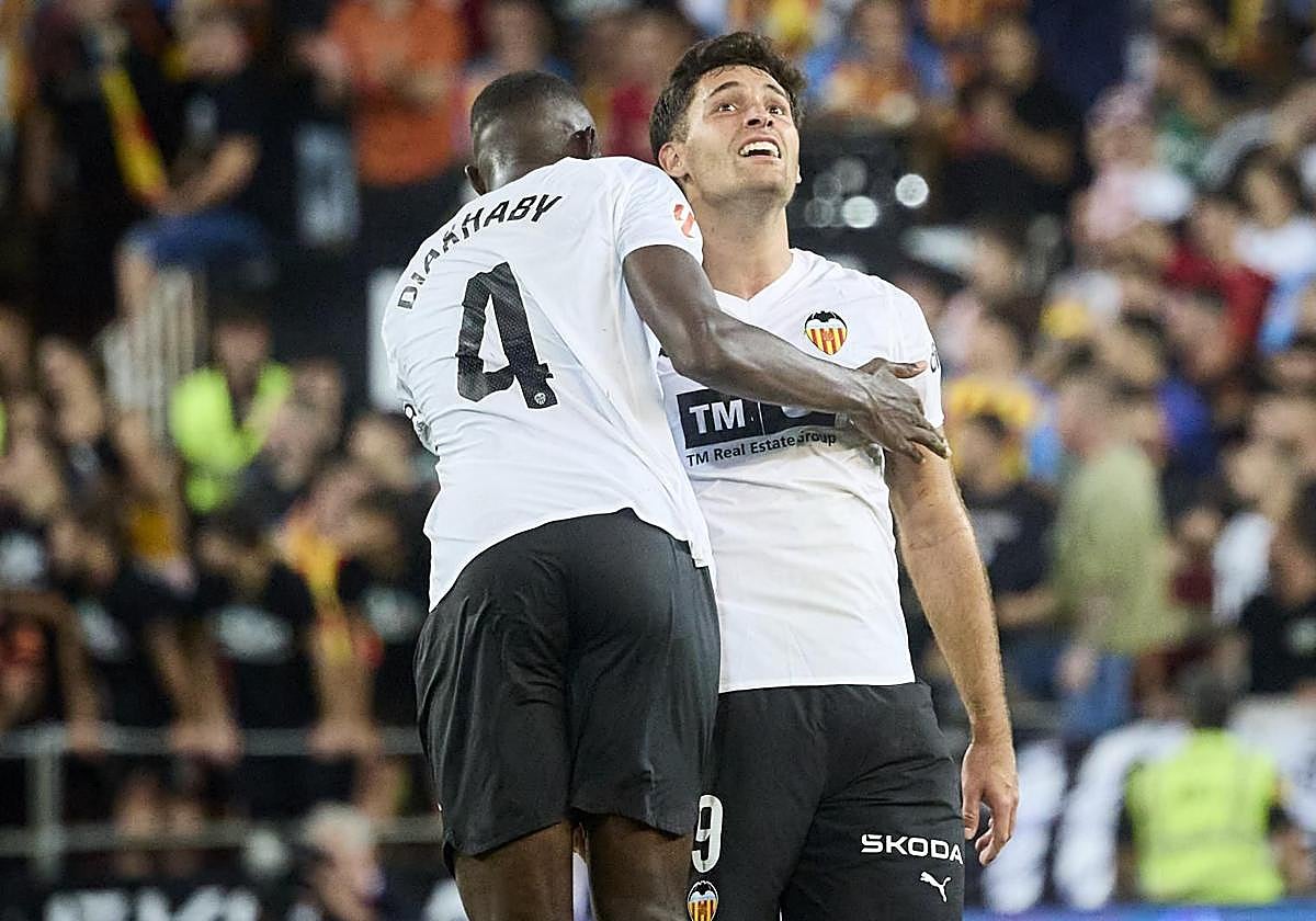 Diakhaby y Hugo Duro en el partido ante el Getafe en Mestalla.