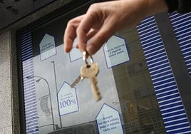 Las viviendas que los bancos se quedan por impago de hipotecas se disparan un 30% en un año