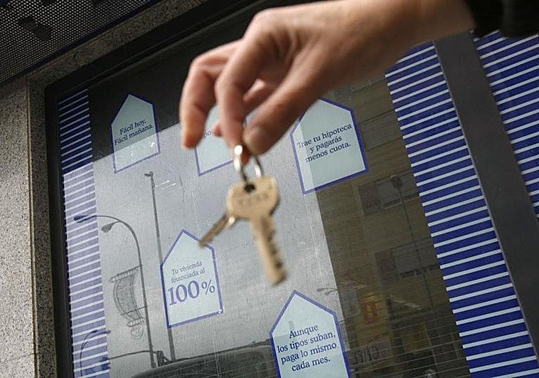 Las viviendas que los bancos se quedan por impago de hipotecas se disparan un 30% en un año